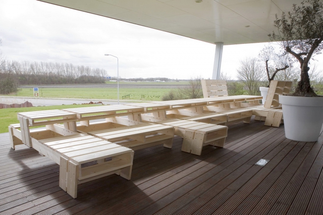 Houten planken banken en tafels voor binnen en buiten kantoor